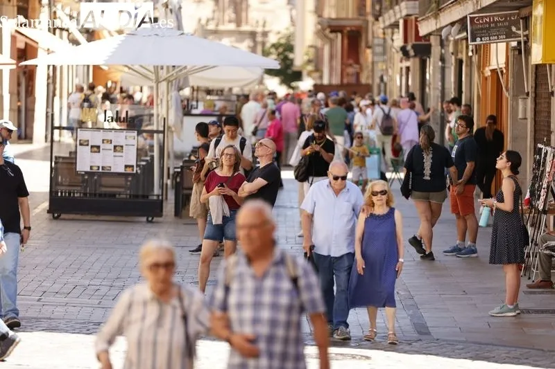 Los turistas llenan el centro de Salamanca | FOTOS: David Sañudo