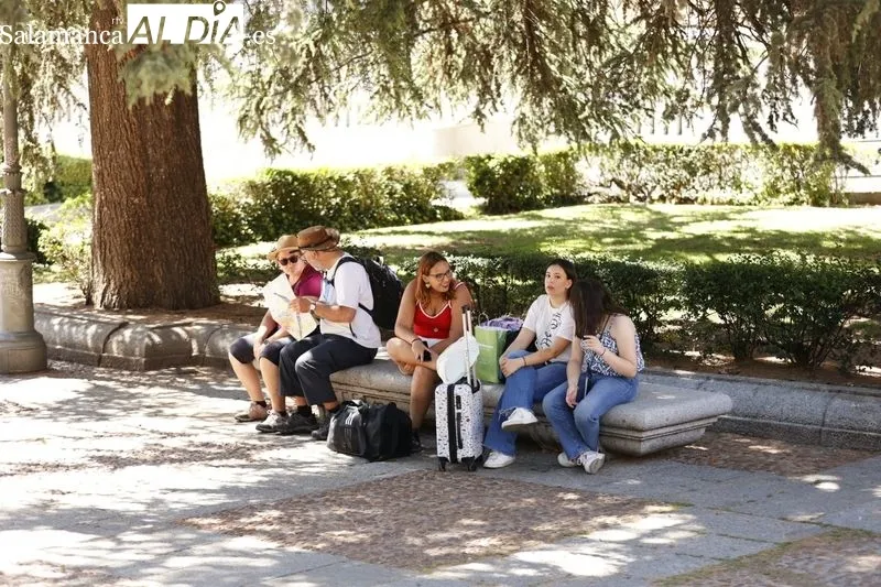 Personas en el centro de Salamanca durante este miércoles | FOTOS: David Sañudo