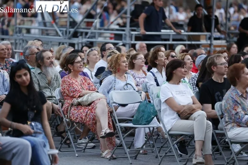 Los mejores éxitos del pop español llenan de música la Plaza Mayor | FOTOS: David Sañudo 