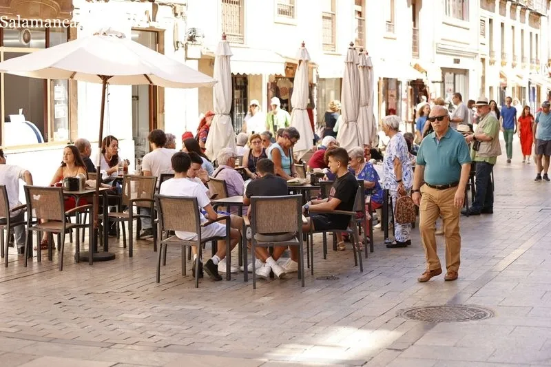 Los turistas llenan el centro de Salamanca | FOTOS: David Sañudo