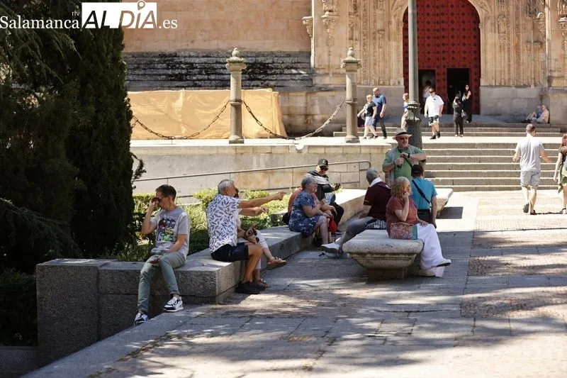 Personas en el centro de Salamanca durante este miércoles | FOTOS: David Sañudo