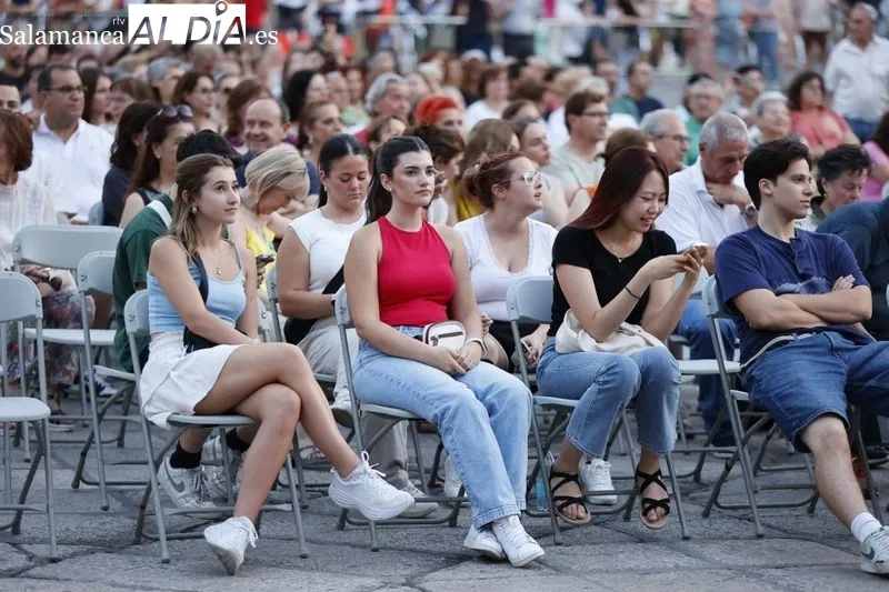 Los mejores éxitos del pop español llenan de música la Plaza Mayor | FOTOS: David Sañudo 