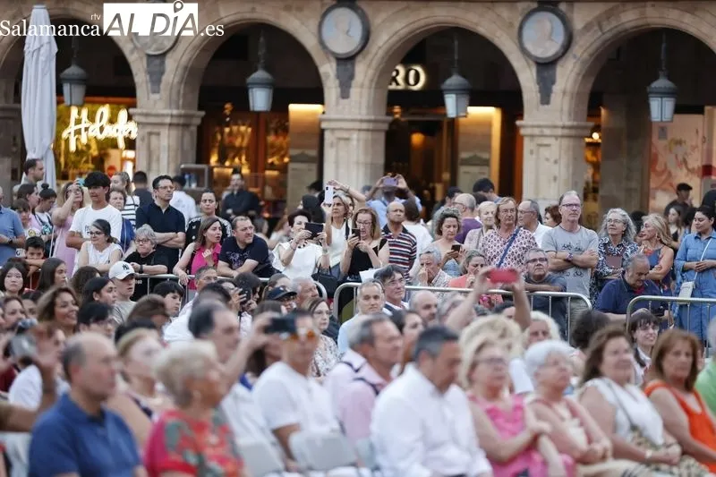 Los mejores éxitos del pop español llenan de música la Plaza Mayor | FOTOS: David Sañudo 