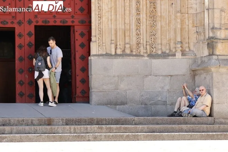 Los turistas llenan el centro de Salamanca | FOTOS: David Sañudo