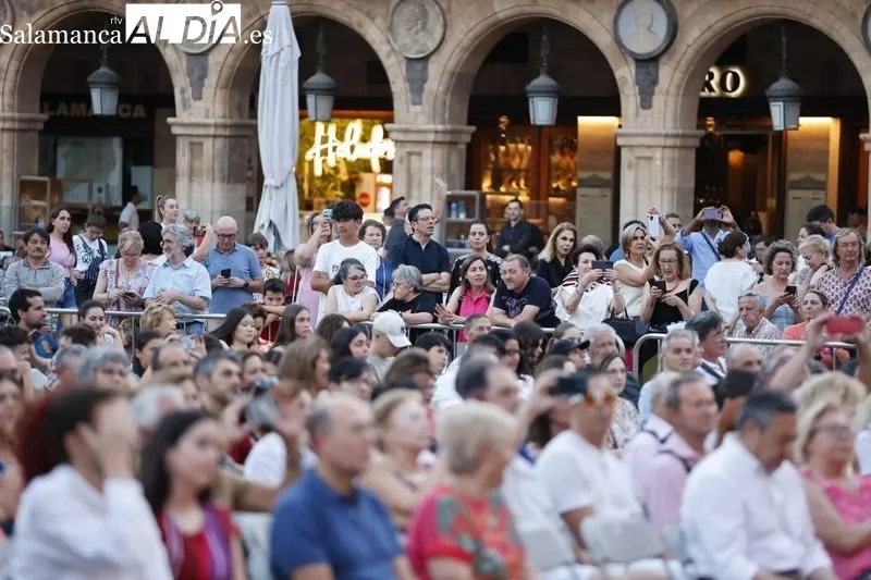 Los mejores éxitos del pop español llenan de música la Plaza Mayor | FOTOS: David Sañudo 