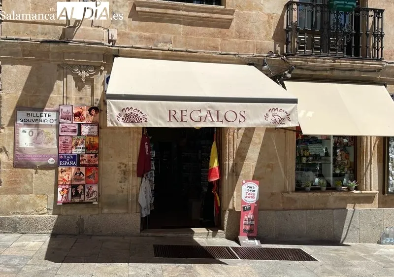 Uno de los establecimientos de souvenirs en el casco histórico de Salamanca. Foto de Miguel González