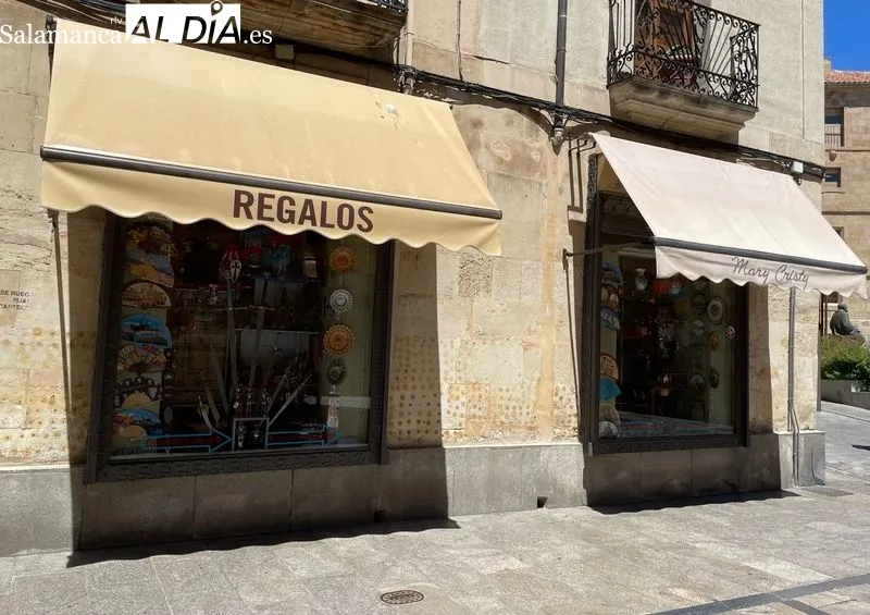 Uno de los establecimientos de souvenirs en el casco histórico de Salamanca. Foto de Miguel González