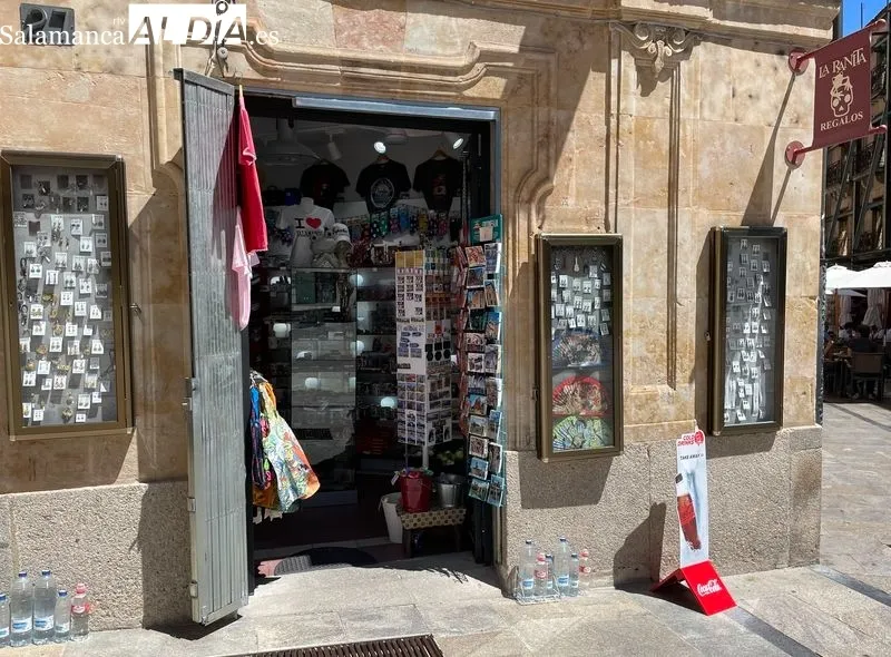Uno de los establecimientos de souvenirs en el casco histórico de Salamanca. Foto de Miguel González