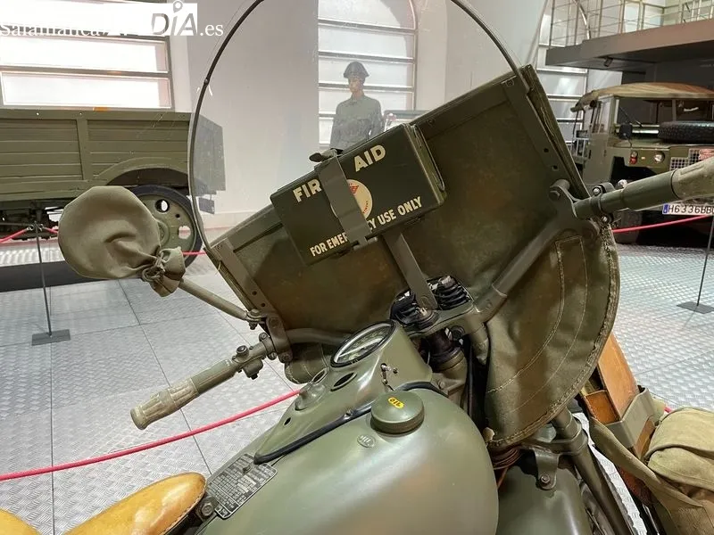 El Museo de Historia de la Automoción de Salamanca ha inaugurado hoy su nueva exposición del verano ‘Ruedas para la Paz’. Foto de Miguel González