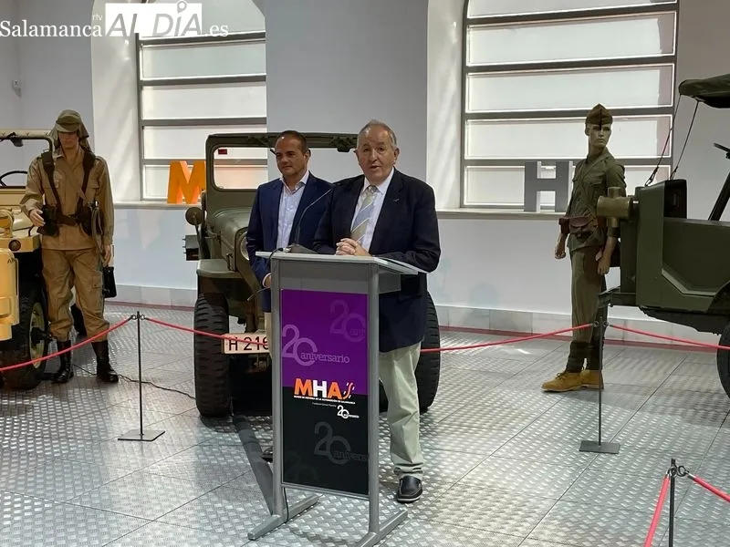 El Museo de Historia de la Automoción de Salamanca ha inaugurado hoy su nueva exposición del verano ‘Ruedas para la Paz’. Foto de Miguel González