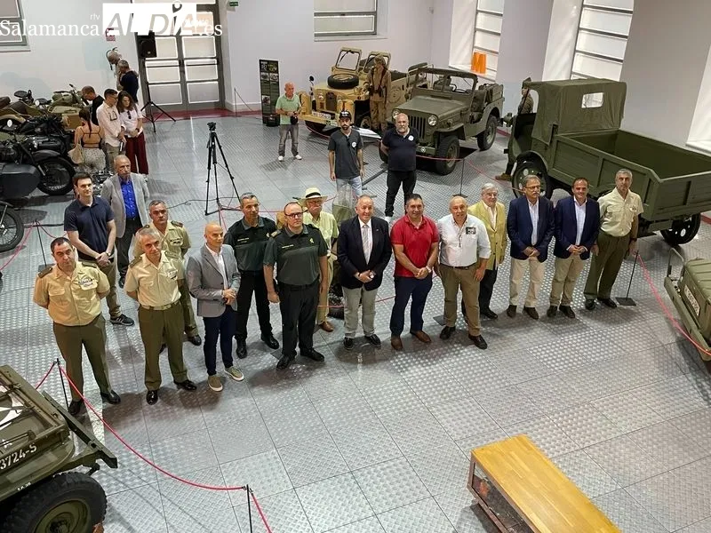 El Museo de Historia de la Automoción de Salamanca ha inaugurado hoy su nueva exposición del verano ‘Ruedas para la Paz’. Foto de Miguel González