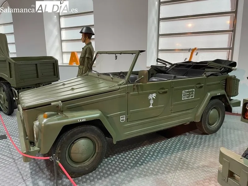 El Museo de Historia de la Automoción de Salamanca ha inaugurado hoy su nueva exposición del verano ‘Ruedas para la Paz’. Foto de Miguel González