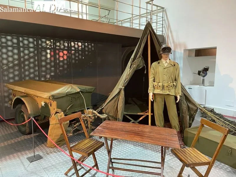 El Museo de Historia de la Automoción de Salamanca ha inaugurado hoy su nueva exposición del verano ‘Ruedas para la Paz’. Foto de Miguel González