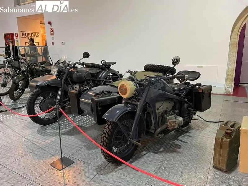 El Museo de Historia de la Automoción de Salamanca ha inaugurado hoy su nueva exposición del verano ‘Ruedas para la Paz’. Foto de Miguel González