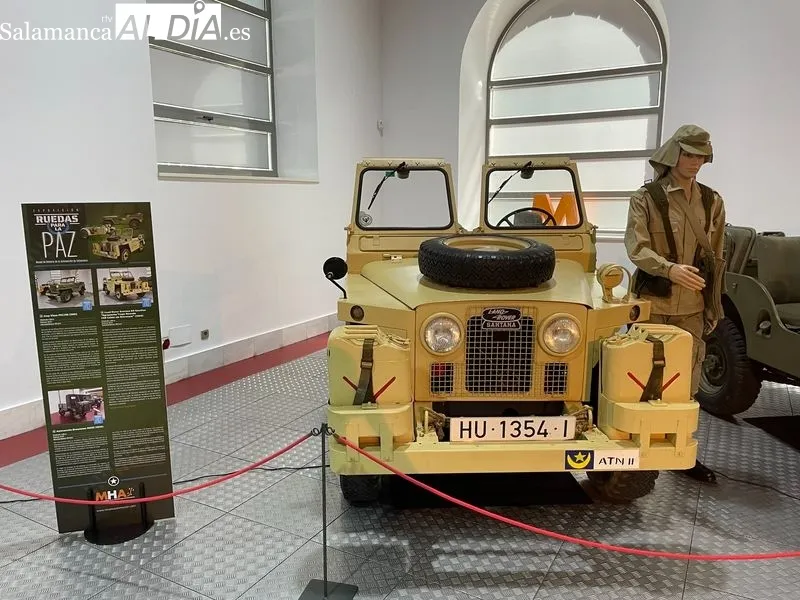 El Museo de Historia de la Automoción de Salamanca ha inaugurado hoy su nueva exposición del verano ‘Ruedas para la Paz’. Foto de Miguel González