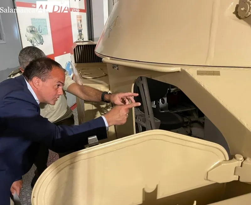El Museo de Historia de la Automoción de Salamanca ha inaugurado hoy su nueva exposición del verano ‘Ruedas para la Paz’. Foto de Miguel González