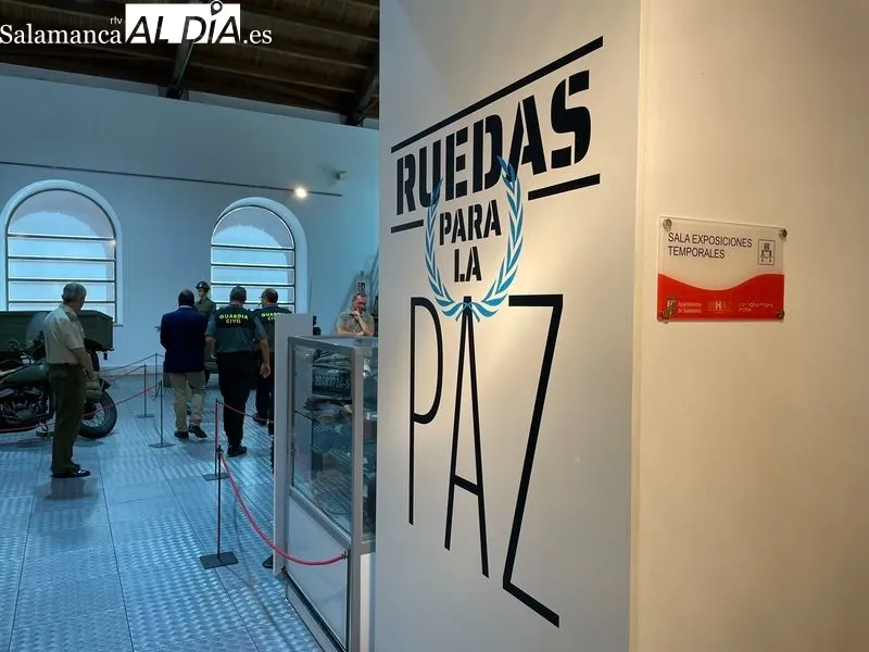 El Museo de Historia de la Automoción de Salamanca ha inaugurado hoy su nueva exposición del verano ‘Ruedas para la Paz’. Foto de Miguel González