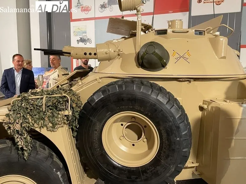 El Museo de Historia de la Automoción de Salamanca ha inaugurado hoy su nueva exposición del verano ‘Ruedas para la Paz’. Foto de Miguel González