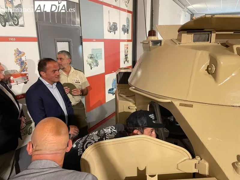 El Museo de Historia de la Automoción de Salamanca ha inaugurado hoy su nueva exposición del verano ‘Ruedas para la Paz’. Foto de Miguel González