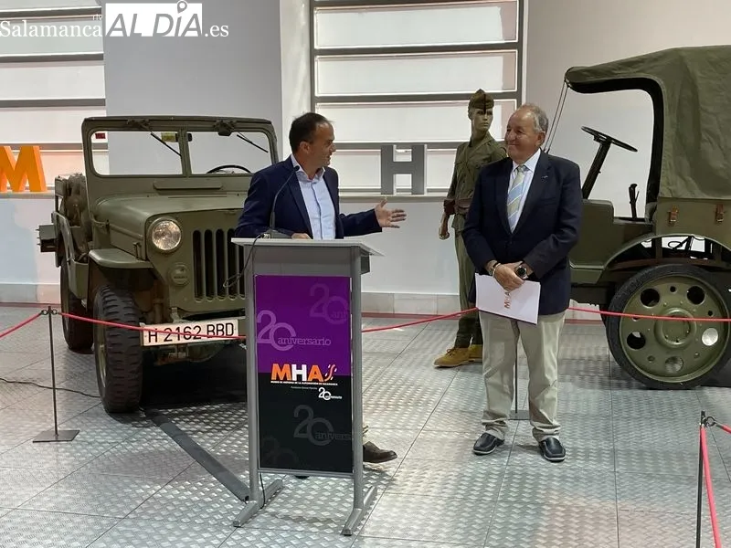 El Museo de Historia de la Automoción de Salamanca ha inaugurado hoy su nueva exposición del verano ‘Ruedas para la Paz’. Foto de Miguel González