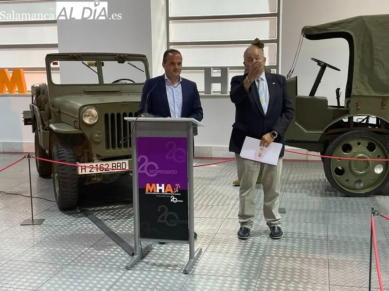 El Museo de Historia de la Automoción de Salamanca ha inaugurado hoy su nueva exposición del verano ‘Ruedas para la Paz’. Foto de Miguel González