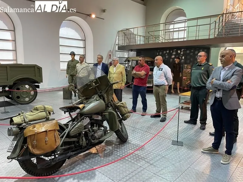 El Museo de Historia de la Automoción de Salamanca ha inaugurado hoy su nueva exposición del verano ‘Ruedas para la Paz’. Foto de Miguel González