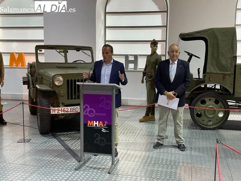 El Museo de Historia de la Automoción de Salamanca ha inaugurado hoy su nueva exposición del verano ‘Ruedas para la Paz’. Foto de Miguel González