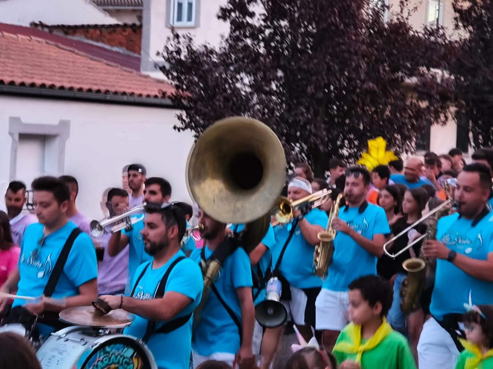 Foto 3 - Las pe&ntilde;as envuelven de color y ambiente el Pedroso de la Armu&ntilde;a marcando el inicio de sus fiestas en honor a San Pedro Ap&oacute;stol