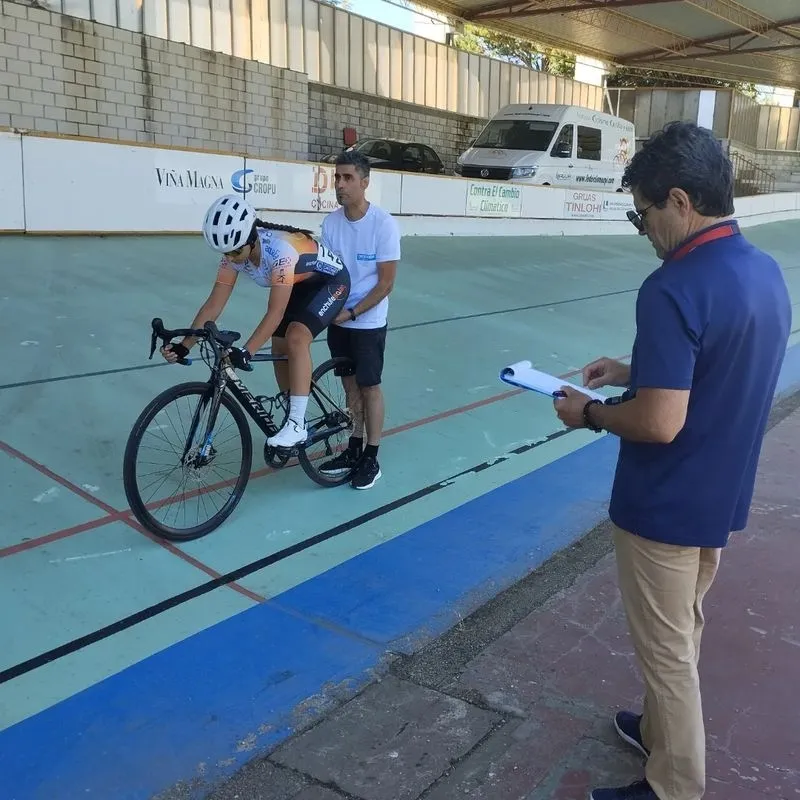 Foto 2 - Oro y plata en pista para las cadetes de EnchufeSolar Fem 