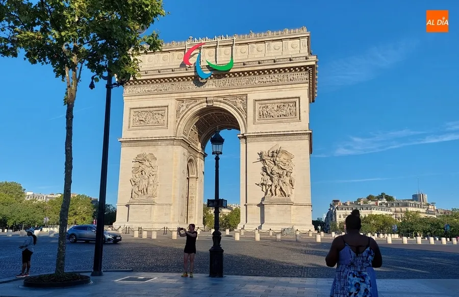 Foto 2 - Los Agitos Paral&iacute;mpicos lucen en el Arco del Triunfo de Par&iacute;s junto a Ciudad Rodrigo y Fuentes de O&ntilde;oro