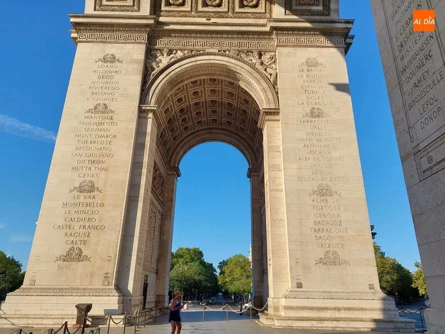 Foto 3 - Los Agitos Paral&iacute;mpicos lucen en el Arco del Triunfo de Par&iacute;s junto a Ciudad Rodrigo y Fuentes de O&ntilde;oro