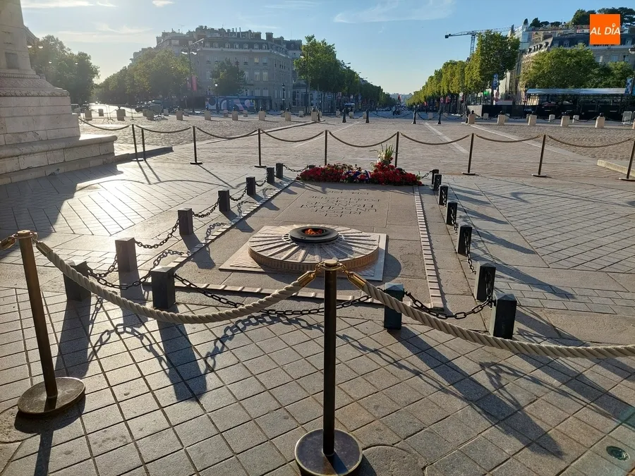 Foto 4 - Los Agitos Paral&iacute;mpicos lucen en el Arco del Triunfo de Par&iacute;s junto a Ciudad Rodrigo y Fuentes de O&ntilde;oro