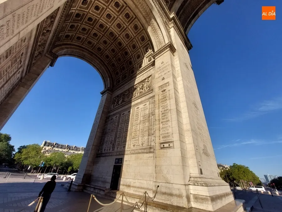 Foto 8 - Los Agitos Paral&iacute;mpicos lucen en el Arco del Triunfo de Par&iacute;s junto a Ciudad Rodrigo y Fuentes de O&ntilde;oro