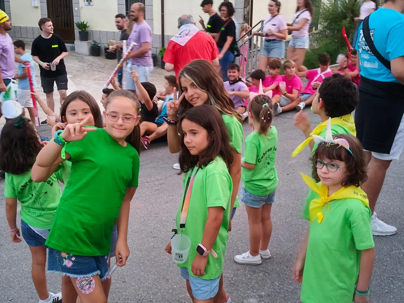 Foto 4 - Las pe&ntilde;as envuelven de color y ambiente el Pedroso de la Armu&ntilde;a marcando el inicio de sus fiestas en honor a San Pedro Ap&oacute;stol