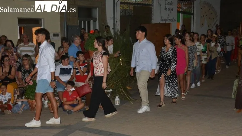 Foto 5 - Gran expectaci&oacute;n de p&uacute;blico en Lumbrales en el desfile de moda a favor de la AECC