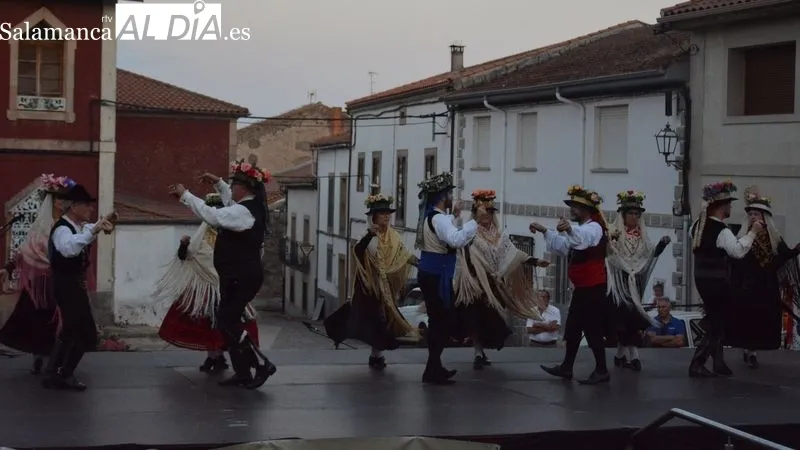 Foto 4 - El grupo cacere&ntilde;o Sabor A&ntilde;ejo y 'El Baile del Bel&eacute;n' centran el festival folcl&oacute;rico de Lumbrales