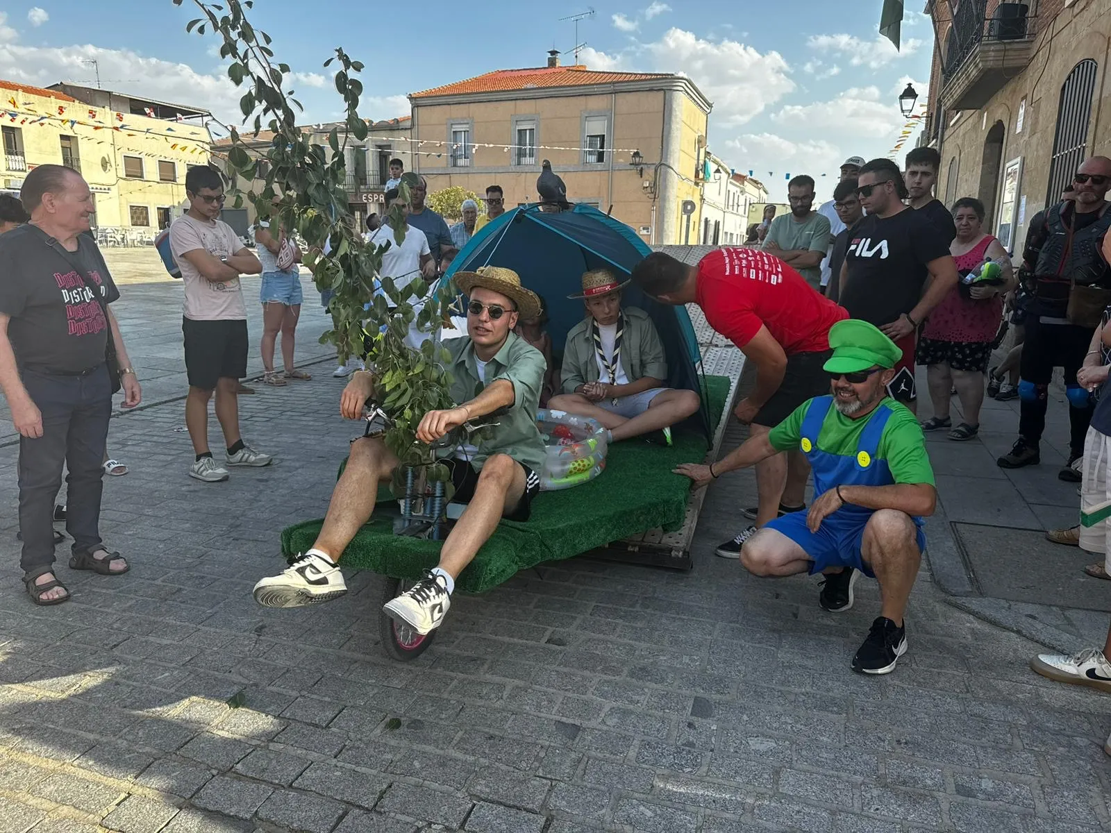 Foto 5 - Diversi&oacute;n y creatividad protagonizan el I Concurso de Autos Locos de Cantalpino