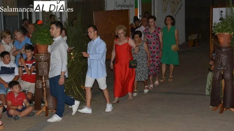 Foto 4 - Gran expectaci&oacute;n de p&uacute;blico en Lumbrales en el desfile de moda a favor de la AECC
