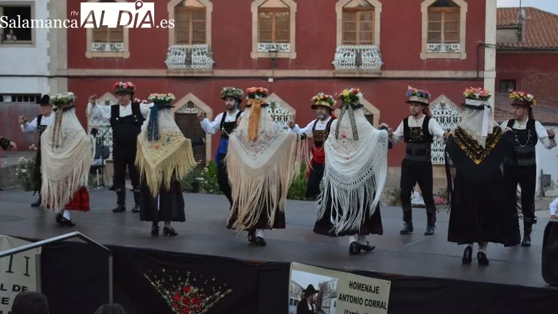Foto 3 - El grupo cacere&ntilde;o Sabor A&ntilde;ejo y 'El Baile del Bel&eacute;n' centran el festival folcl&oacute;rico de Lumbrales
