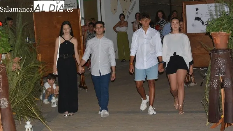 Foto 11 - Gran expectaci&oacute;n de p&uacute;blico en Lumbrales en el desfile de moda a favor de la AECC