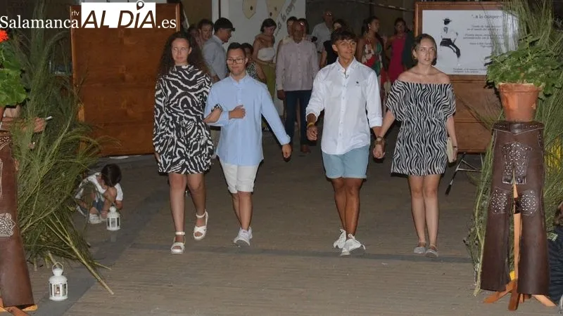 Foto 9 - Gran expectaci&oacute;n de p&uacute;blico en Lumbrales en el desfile de moda a favor de la AECC