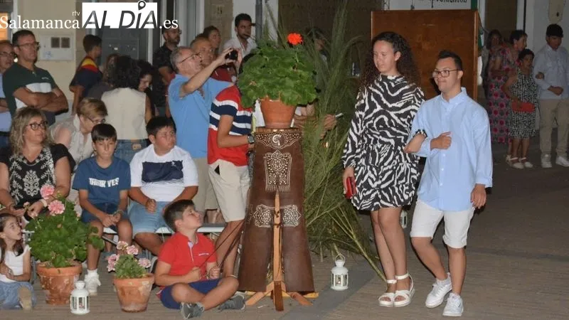 Foto 8 - Gran expectaci&oacute;n de p&uacute;blico en Lumbrales en el desfile de moda a favor de la AECC
