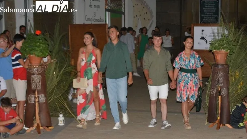 Foto 7 - Gran expectaci&oacute;n de p&uacute;blico en Lumbrales en el desfile de moda a favor de la AECC
