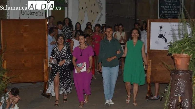 Foto 6 - Gran expectaci&oacute;n de p&uacute;blico en Lumbrales en el desfile de moda a favor de la AECC
