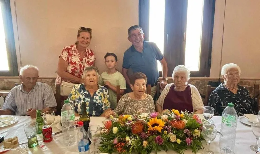 Foto 2 - La familia Bernal de Alba de Yeltes mantiene un encuentro