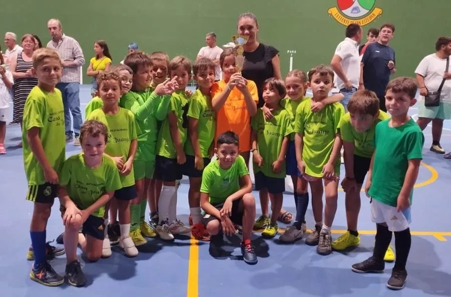 Foto 2 - Mart&iacute;n de Yeltes A y Luna se adjudican los torneos de F&uacute;tbol Sala de La Fuente de San Esteban