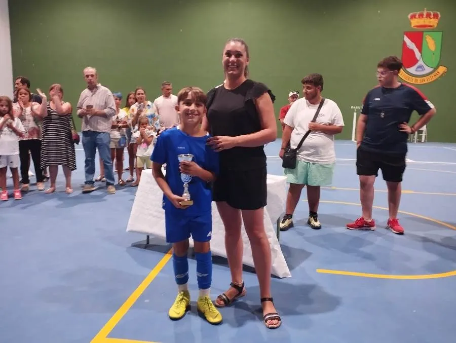 Foto 3 - Mart&iacute;n de Yeltes A y Luna se adjudican los torneos de F&uacute;tbol Sala de La Fuente de San Esteban