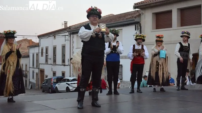 Foto 2 - El grupo cacere&ntilde;o Sabor A&ntilde;ejo y 'El Baile del Bel&eacute;n' centran el festival folcl&oacute;rico de Lumbrales