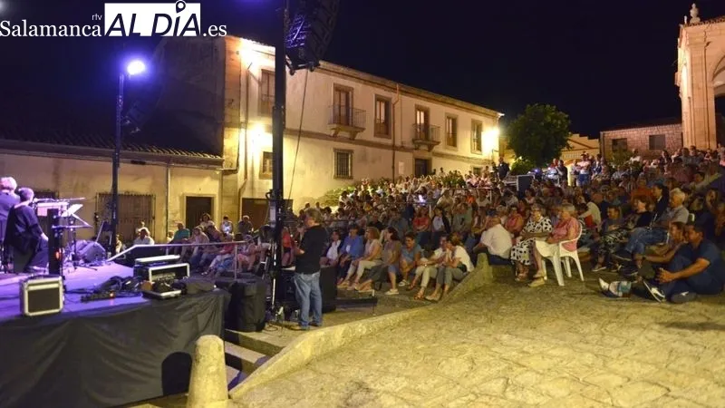 Foto 5 - Baleo vuelve a encandilar con su m&uacute;sica al p&uacute;blico en Lumbrales
