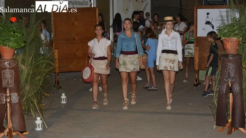 Foto 2 - Gran expectaci&oacute;n de p&uacute;blico en Lumbrales en el desfile de moda a favor de la AECC